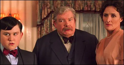 Lors du dîner au début du film/livre, quelle est la mission de Dudley ?