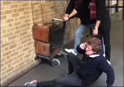 Pourquoi le mur de la voie 9 3/4 sest-il opposé au passage de Harry ?