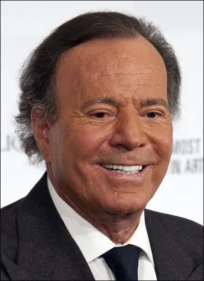 Qui est ce Julio, 78 ans, chanteur espagnol ayant vendu le plus d'albums au monde ?