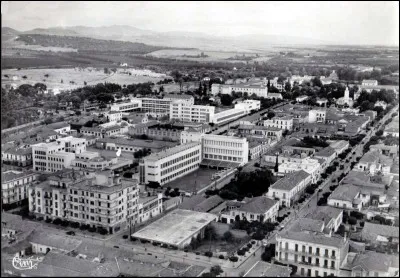 Fond&eacute;e par les Fran&ccedil;ais en Alg&eacute;rie en 1843 sur le site d'une ancienne cit&eacute; romaine, la ville a &eacute;t&eacute; rebaptis&eacute;e El-Asnam puis Chlef ; elle a &eacute;t&eacute; ravag&eacute;e par des tremblements de terre meurtriers en 1954 puis en 1980 : quel nom lui avaient donn&eacute; les Fran&ccedil;ais ?