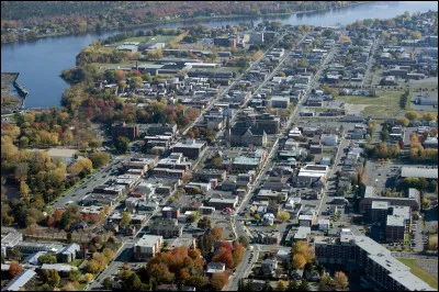 Drummondville, 80 000 habitants, est une ville de/du ...