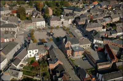 Dans quel pays se trouve la petite ville, ancienne place-forte, de Philippeville ?