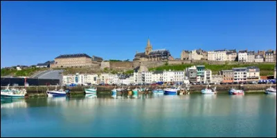 Dans quel d&eacute;partement se trouve la ville baln&eacute;aire de Granville ?