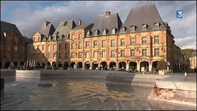 Charleville poss&egrave;de une place remarquable, cr&eacute;&eacute;e en 1606 lors de la fondation de la ville : comment se nomme cette place ?