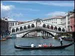 Traversant le Grand Canal, je relie les "Sestieri" de San Polo et San Marco à Venise. Je suis :