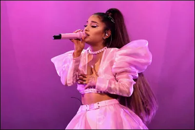 Comment s'appelle le chien de Ariana Grande le plus c&eacute;l&egrave;bre ?