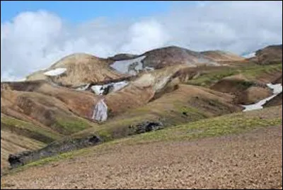 Situé dans un pays d'Europe du Nord, le Torfajökull est entré en éruption pour la dernière fois en 1477. Actuellement endormi, il culmine à 1 190 m.
Où peut-on l'apercevoir ?