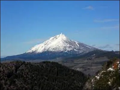 Se situant aux États-Unis, le mont Jefferson est un volcan endormi dont la dernière éruption date de 950. S'élevant à 3 199 m d'altitude dans la chaîne des Cascades, dans le Nord-Ouest du pays, il est le deuxième plus haut sommet de son État.
Dans quel État peut-on le contempler ?
