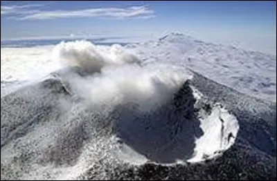 Sur quelle île du continent antarctique, se situe le mont Erebus qui culmine à 3 794 m d'altitude, ce qui fait de lui le volcan le plus austral encore en activité ?