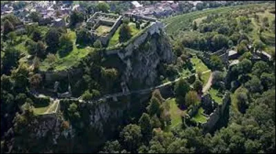 Volcan éteint situé dans les environs du lac de Constance en Allemagne, le Hohentwiel atteint une hauteur de 690 m d'altitude et présente à son sommet les ruines d'un ancien château fort. Sa dernière éruption remonterait à huit millions d'années.
Dans quel Land se trouve-t-il ?