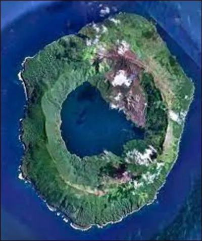 Île volcanique, le Tofua culmine à 515 m de hauteur. Sa dernière éruption remonte à 1960. 
Dans quel pays du continent océanien, qui est un royaume, se situe-t-il ?