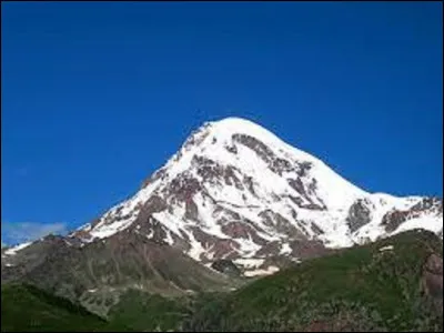 Dans quel pays situé à la fois en Europe de l'Est et en Asie de l'Ouest, peut-on voir le Kazbek, volcan endormi culminant à 5 047 m d'altitude, et dont la dernière éruption remonte à 750 av. J.-C. ?