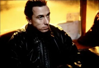 Joshua Shapira (Tim Roth) en a t banni depuis qu'il a :