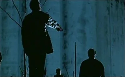 Etant devenu tueur  gages, son boss l'oblige  retourner dans son quartier natal afin d'excuter un :