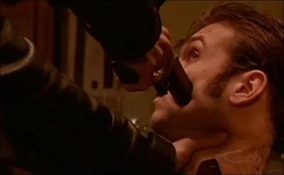 Josh se fait reprer par Sasha, une connaissance, qui s'empresse d'aller rpandre la nouvelle parmi ses amis. Josh se voit ainsi contraint de prendre cette bande  son service. Combien sont-ils ?