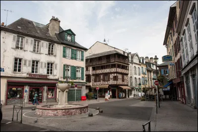 Quelle est l'intruse parmi ces villes ?