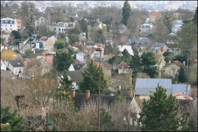 Quelle est l'intruse parmi ces villes ?