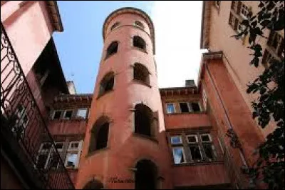 Les passages étroits à travers des cours d'immeuble à Lyon s'appellent-ils des traboules ?