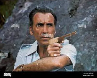 Qui joue le r&ocirc;le de James Bond dans "L'Homme au pistolet d'or" ?