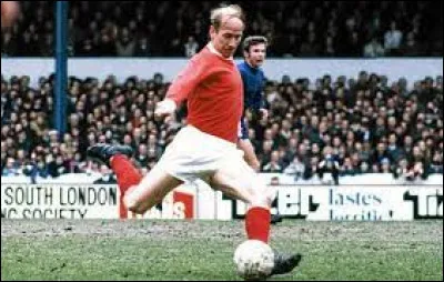 Ce footballeur anglais, âgé de 84 ans, a été l'un des grands artisans de la victoire de l'Angleterre en Coupe du monde en 1966 ; avec son club Manchester United, il a remporté la Coupe des clubs champions européens en 1968. C'est ...