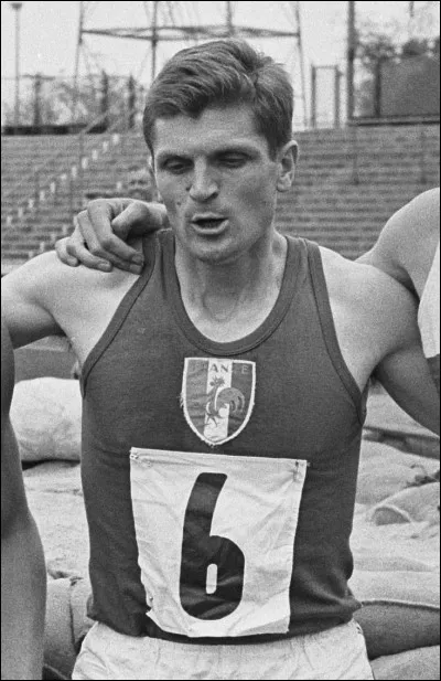 Cet athlète, spécialiste du 100 et du 200 mètres, a été deux fois médaillé de bronze en relais, aux JO de 1964 puis de 1968 ; il a aujourd'hui 87 ans. C'est ...
