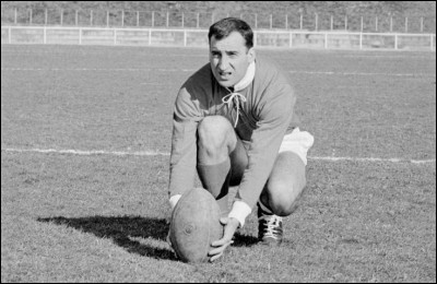 Joueur de rugby à XV à l'US Dax, il a été l'un des acteurs de la victoire française lors de quatre tournois des Cinq Nations (1954, 1960, 1961 et 1962) ; il a aujourd'hui 88 ans : c'est ...