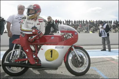 Ce pilote motocycliste italien a remporté quinze titres mondiaux en 350 et 500 cm3, de 1968 à 1973 sur MV Agusta, et en 1974 - 75 sur Yamaha. Il a 79 ans. C'est ...