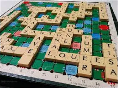 Dans la version francophone du "Scrabble", combien trouve-t-on de jetons ?