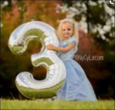 Quel est l'âge de sa fille en février 2022 ?