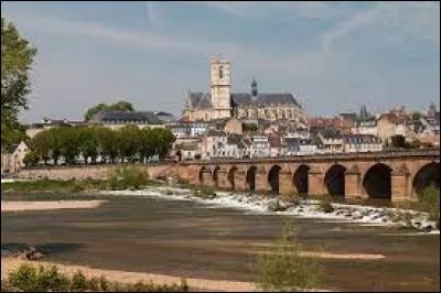 Préfecture de son département, à la confluent de la Nièvre et de la Loire, Nevers se situe ...