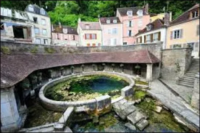Vous avez sur cette image la Fosse Dionne, à Tonnerre. Traversée par le Canal de Bourgogne, elle se situe dans le département ...