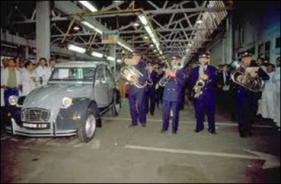 Si la 2CV est connue, dans quel pays ce dernier exemplaire fut-il produit en 1990 ?