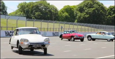Pourquoi la DS est-elle la seule voiture à pouvoir rouler sur trois roues ?