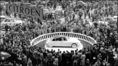 En quelle année la DS sort-elle, repoussant les autres véhicules à des années-lumières en arrière d'un point de vue esthétique et technique ?