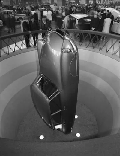 Quelle particularité esthétique présente l'avant de la voiture permettant de la comparer à une fusée ?