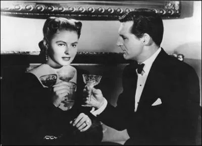 Dans les Enchans, Alicia est la fille d'un espion de quelle nationalit ?