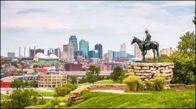 Kansas : Dans quelle ville fictionnelle du Kansas vit Clark Kent alias Superman d'après une série des années 2000 ?