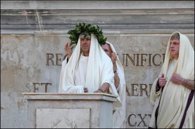 Les magistrats cum Imperio présidaient aux auspices. Quels prêtres de lÉtat, étaient chargés de les « annoncer » ?