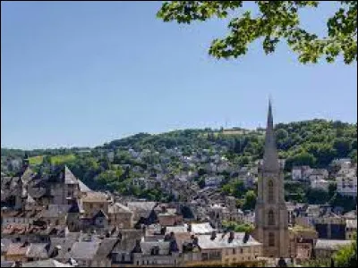 Nous sommes à Tulle. Préfecture de son département, celle que l'on surnomme "la ville aux sept collines" et qui a eu pour maire François Hollande se situe ...