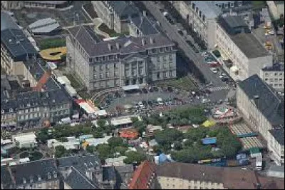 Préfecture de son département, au pied du Puy de 
Gaudy et du Maupuy, Guéret se trouve ...