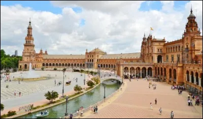 Elle fut le lieu d'une exposition universelle en 1992. Quelle est cette ville dont on peut admirer ses jardins et son Alcazar ?