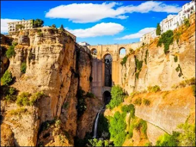 Cette ville située sur un gouffre mérite un passage. Laquelle est-ce ?