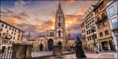 Quelle est donc cette ville capitale des Asturies au nord de l'Espagne et ancienne ville industrielle reconvertie au tourisme ?