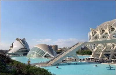 Située à l'est sur la mer méditerranée, quelle est cette ville très active dans l'économie espagnole grâce à son port ?