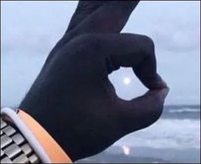 S'agit-il d'une main gantée ou d'une main nue ?