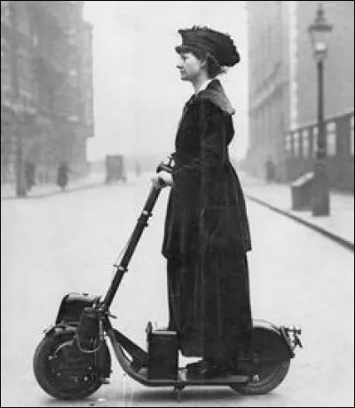 S'agit-il d'une trottinette motorisée parisienne des années 40 ou d'une new-yorkaise des années 10 ?