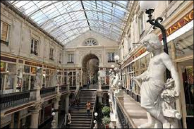 Le passage Pommeraye est une galerie marchande construite à partir de fin 1840. Dans quelle ville se trouve ce passage ?