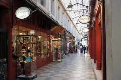 Voici le passage de l'Argue où l'on y trouve des boutiques à l'ancienne. Dans quelle ville se trouve-t-il ?