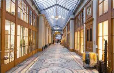 Ce passage couvert emblématique de Paris est situé au calme, son sol est orné de mosaïques aux motifs colorés. Quel est son nom ?