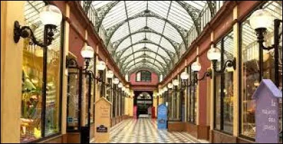 Ce passage couvert situé à Paris fut construit en 1860 sous le nom de passage "Mirès", dans le 2è arrondissement. Quel est son nom actuel ?